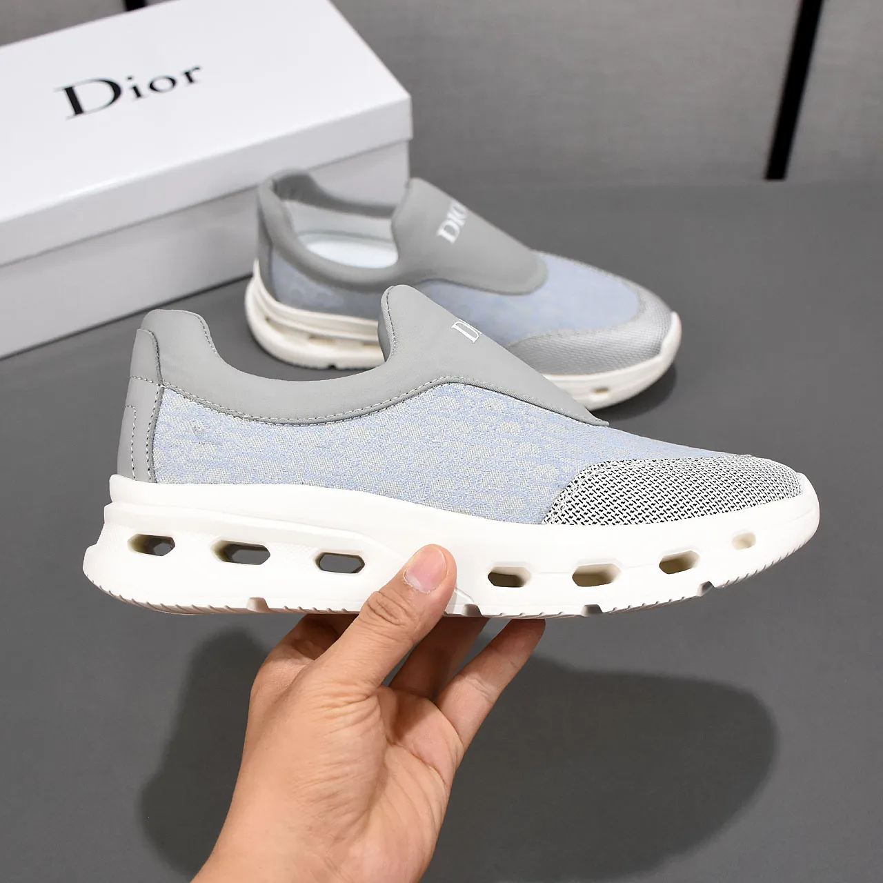 PP420🍒🍒🍒Dior's new 🆕low-cut casual sneakers, made of breathable mesh, with brand signature details on the shoe collar to enhance style. Fashionable and versatile, it can complement any look. With a sophisticated design that is both dynamic and modern, this new must-have shoe adds a new dimension to Dior's legacy, displaying modern elegance. Men's shoes 38-44 45🉑️customized